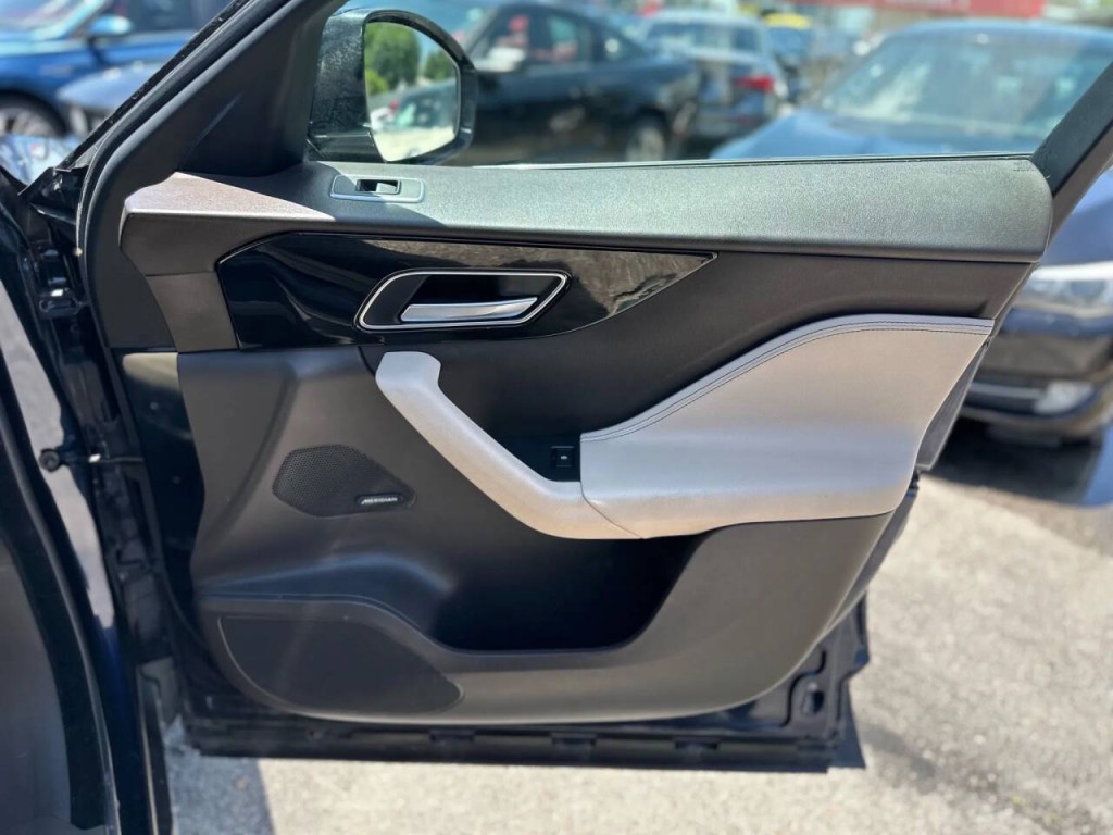2018 Jaguar F-PACE Image 21