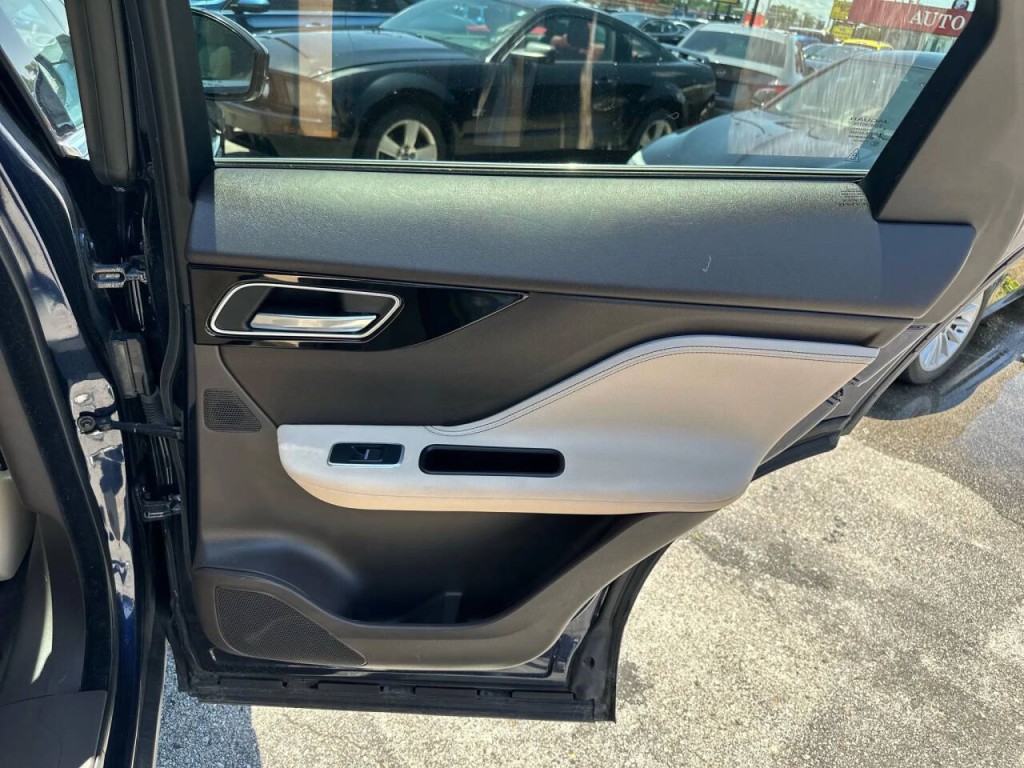 2018 Jaguar F-PACE Image 22
