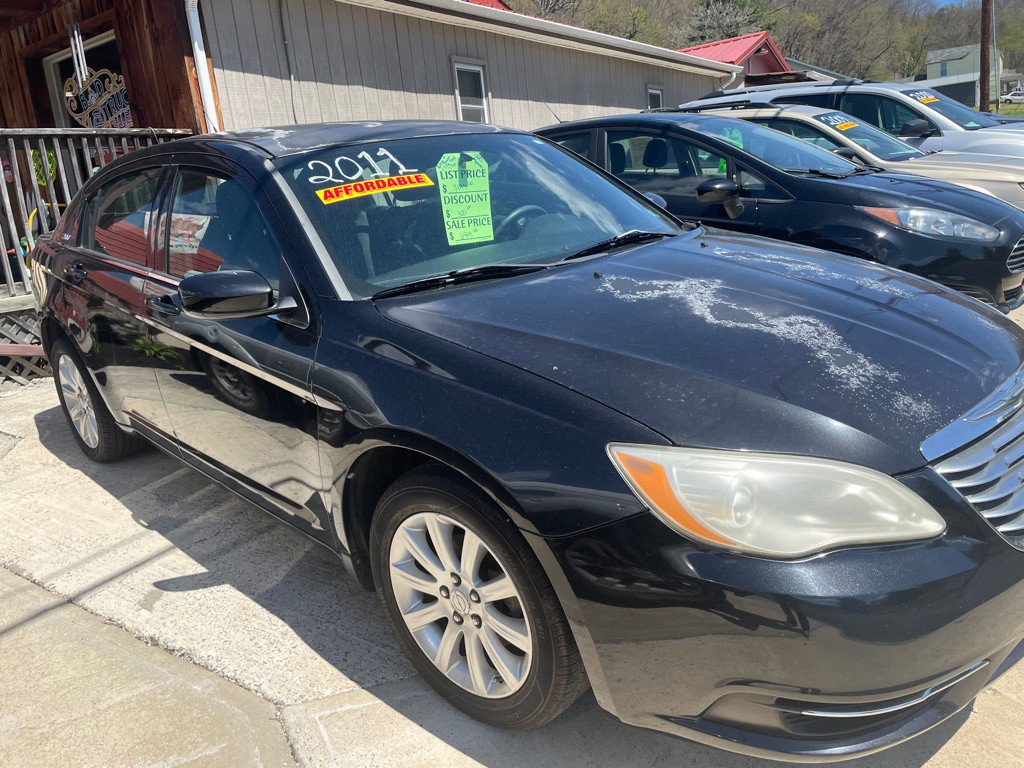 2011 Chrysler 200 Image 2