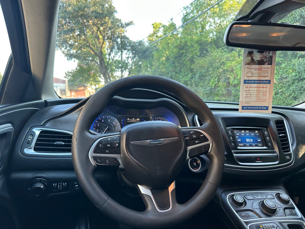 2016 Chrysler 200 Image 8