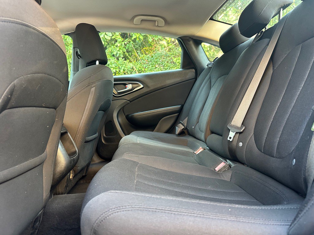 2016 Chrysler 200 Image 10