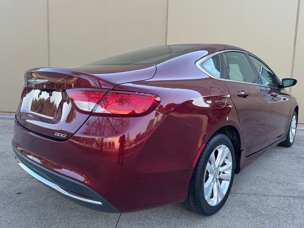 2016 Chrysler 200 Image 16