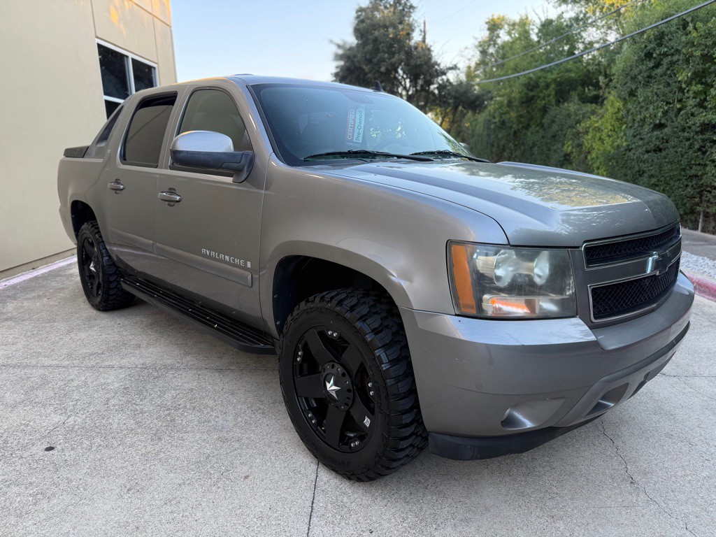 2008 Chevrolet Avalanche Image 2