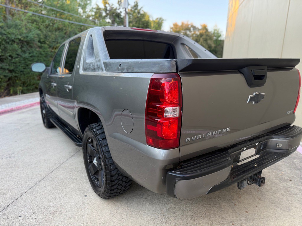 2008 Chevrolet Avalanche Image 12