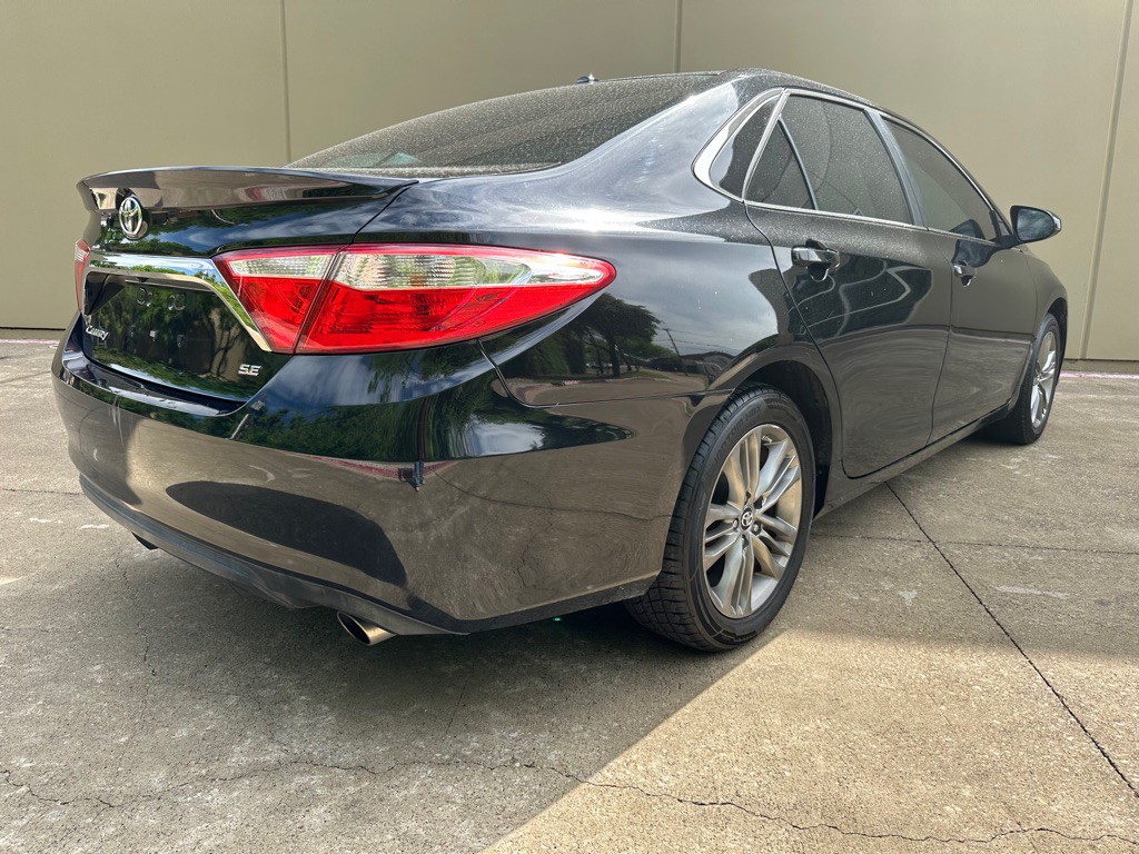 2017 Toyota Camry Image 19