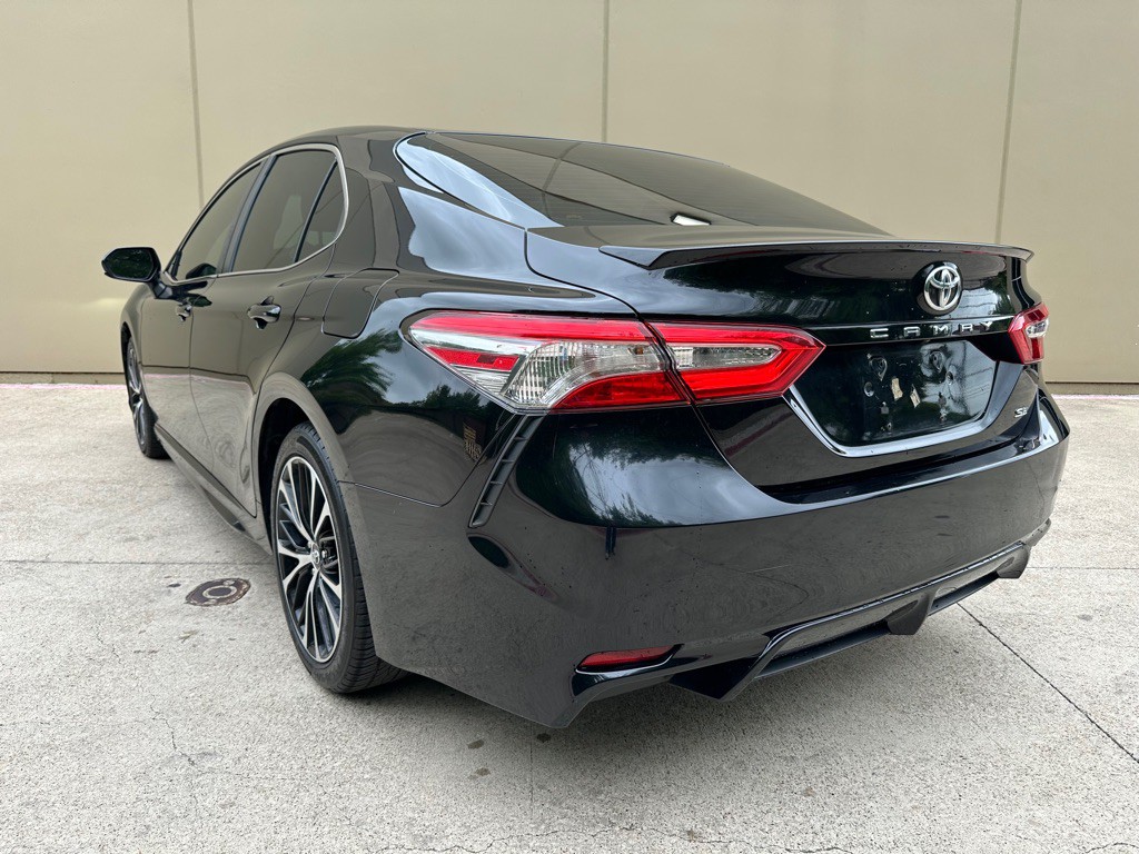 2018 Toyota Camry Image 17