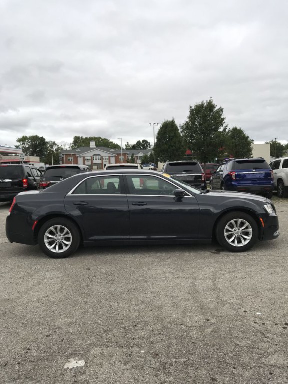 2015 Chrysler 300 Image 2