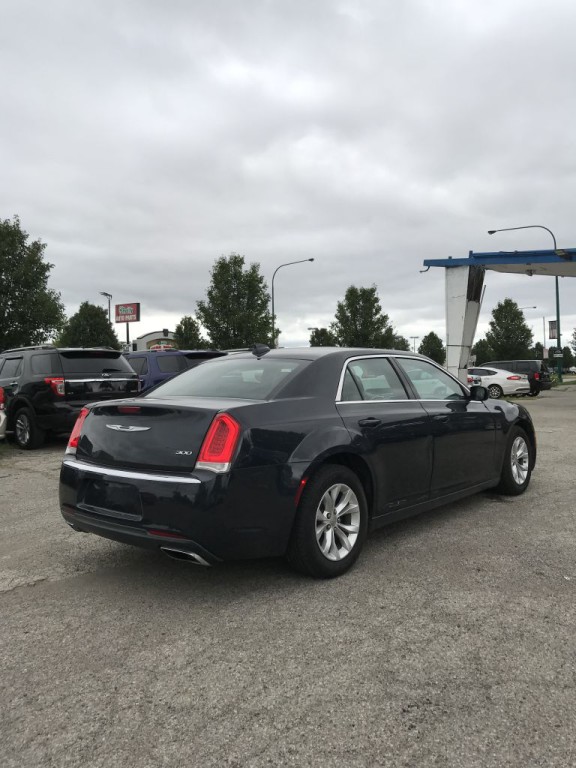 2015 Chrysler 300 Image 3