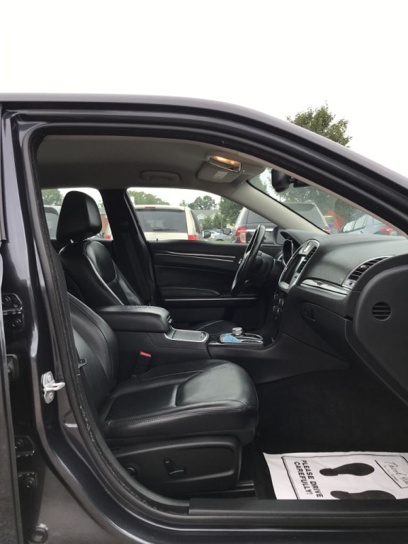 2015 Chrysler 300 Image 9