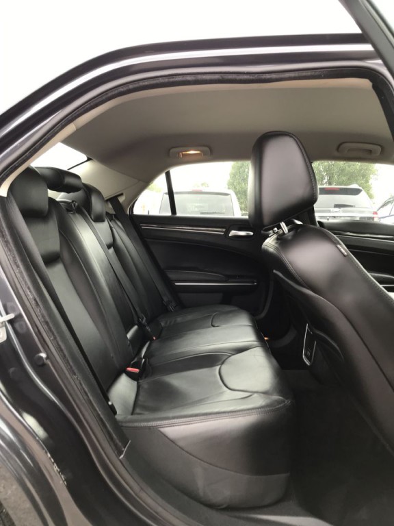 2015 Chrysler 300 Image 11