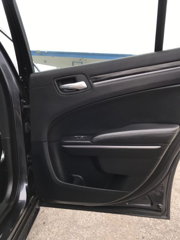 2015 Chrysler 300 Image 12