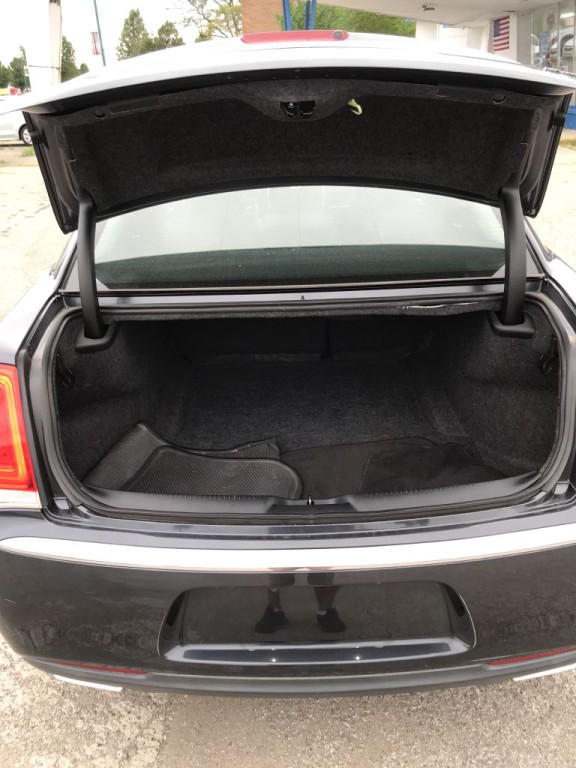 2015 Chrysler 300 Image 13
