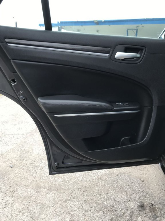 2015 Chrysler 300 Image 15