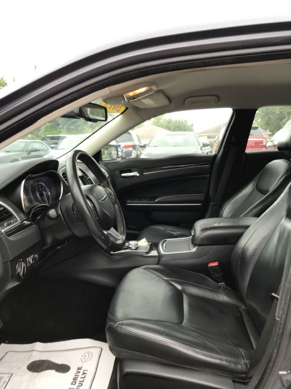 2015 Chrysler 300 Image 16
