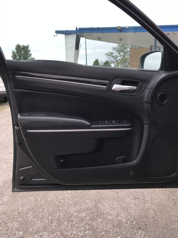 2015 Chrysler 300 Image 17