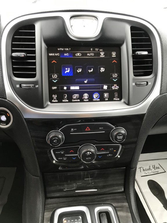 2015 Chrysler 300 Image 18