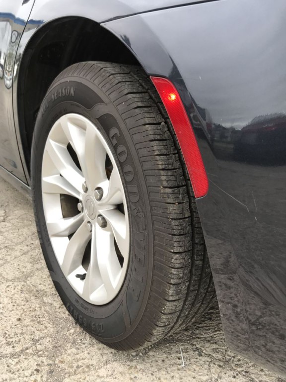 2015 Chrysler 300 Image 23