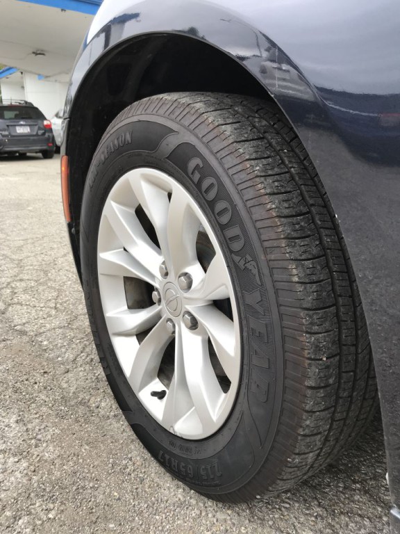 2015 Chrysler 300 Image 24