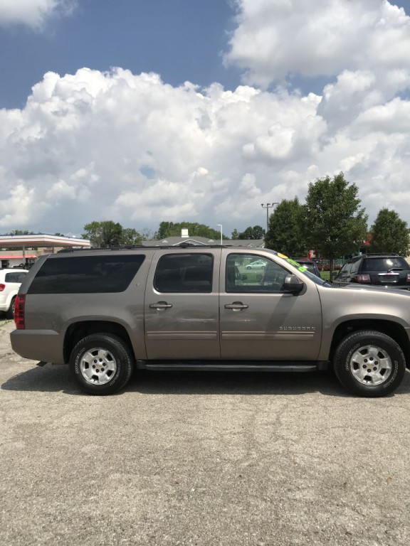 2012 Chevrolet Suburban Image 2