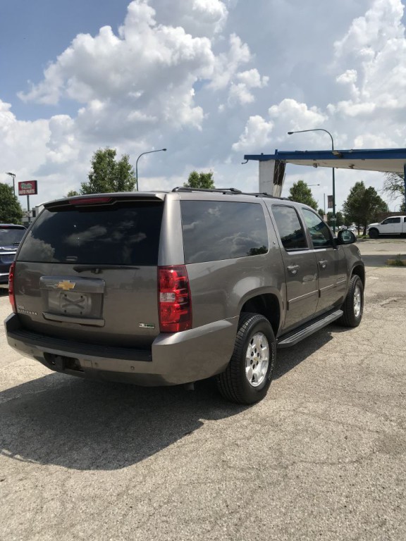 2012 Chevrolet Suburban Image 3