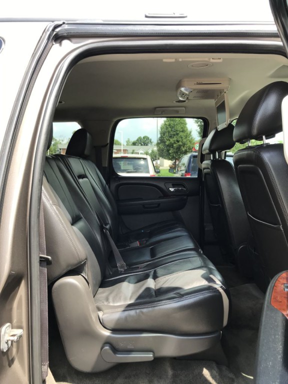 2012 Chevrolet Suburban Image 10