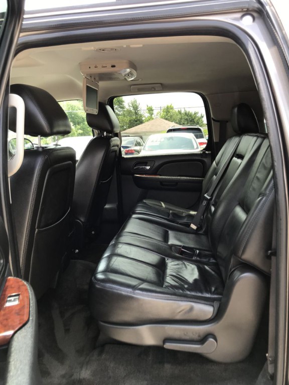 2012 Chevrolet Suburban Image 13