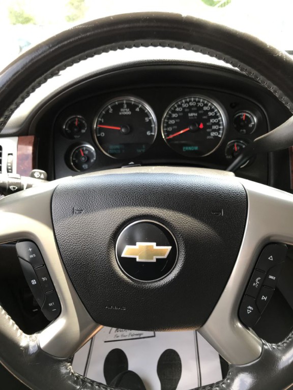2012 Chevrolet Suburban Image 17