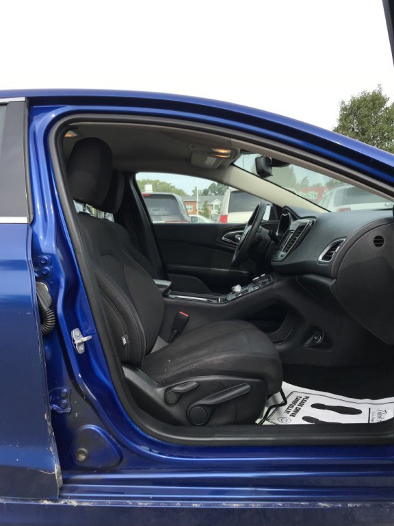 2016 Chrysler 200 Image 6