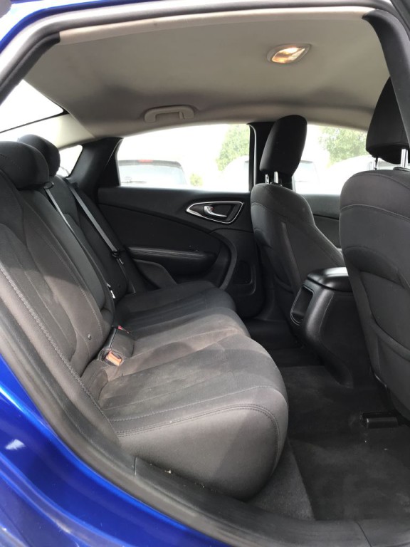 2016 Chrysler 200 Image 8