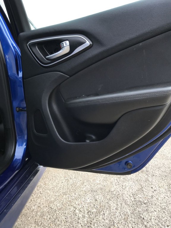 2016 Chrysler 200 Image 9