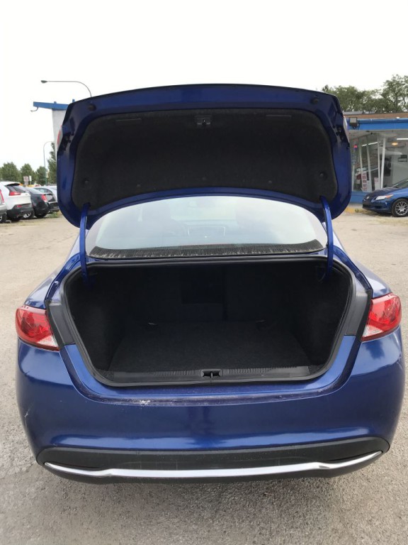2016 Chrysler 200 Image 10