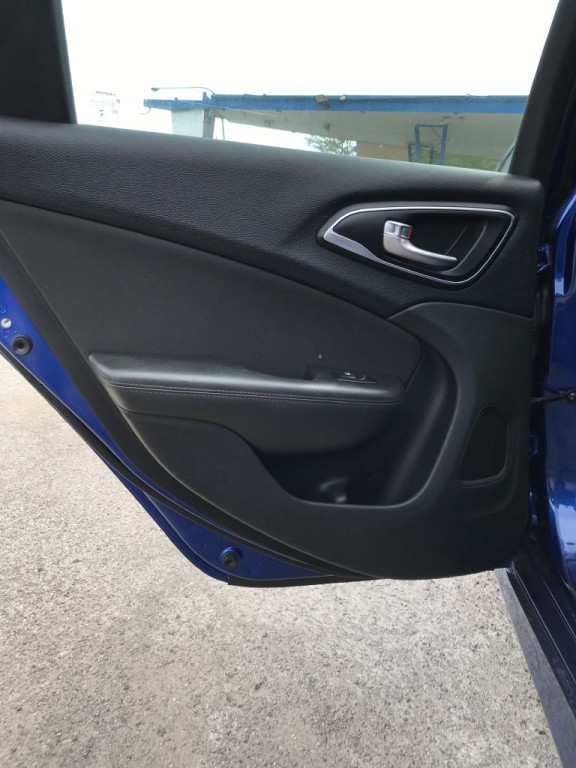 2016 Chrysler 200 Image 12