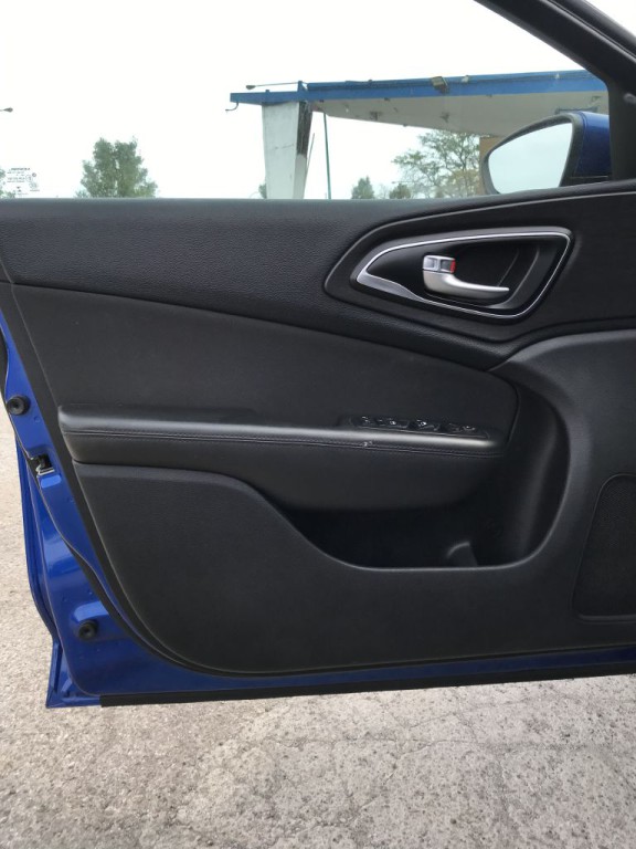 2016 Chrysler 200 Image 13