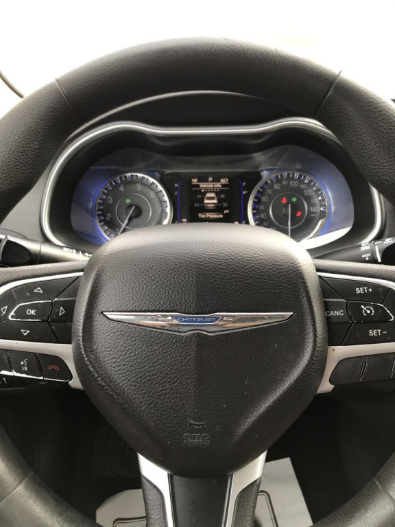 2016 Chrysler 200 Image 16