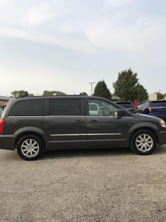 2015 Chrysler Town & Country Image 2