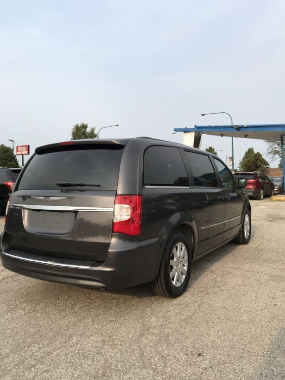 2015 Chrysler Town & Country Image 3