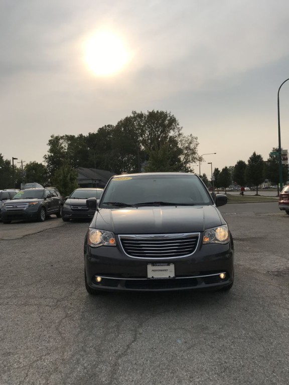 2015 Chrysler Town & Country Image 8