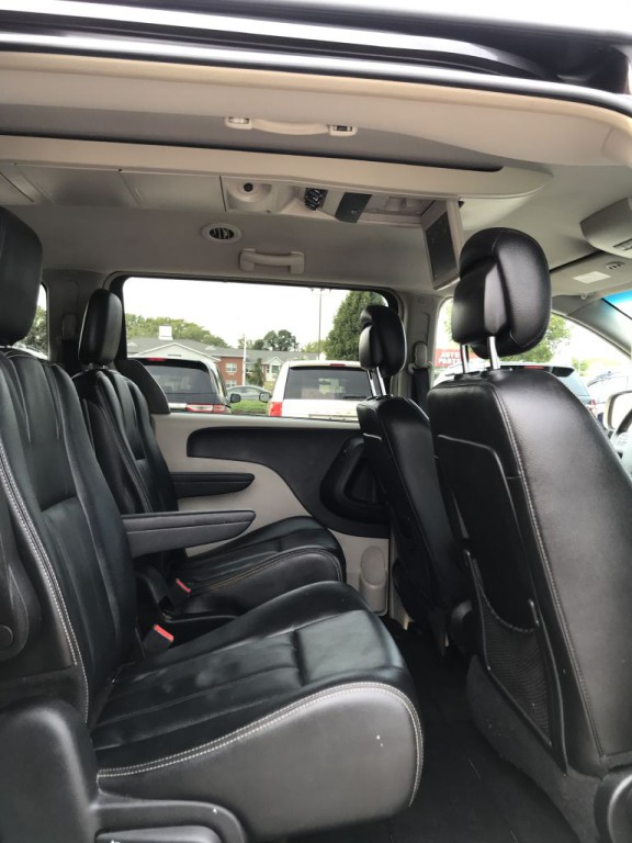 2015 Chrysler Town & Country Image 10
