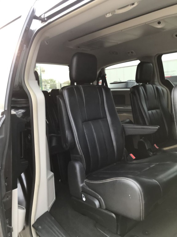 2015 Chrysler Town & Country Image 11