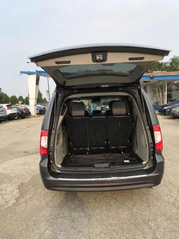 2015 Chrysler Town & Country Image 12