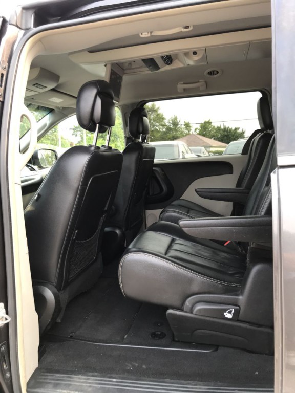 2015 Chrysler Town & Country Image 13