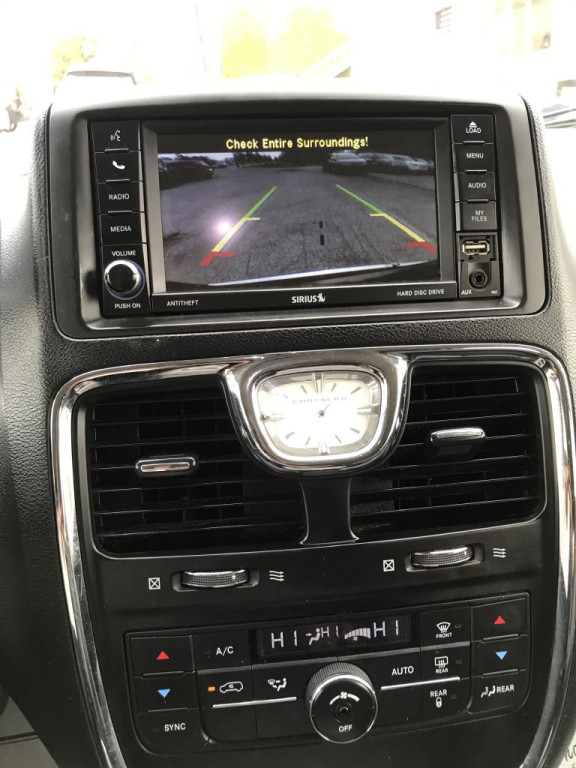 2015 Chrysler Town & Country Image 16