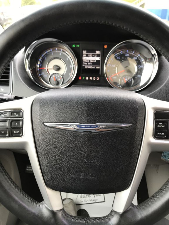 2015 Chrysler Town & Country Image 17