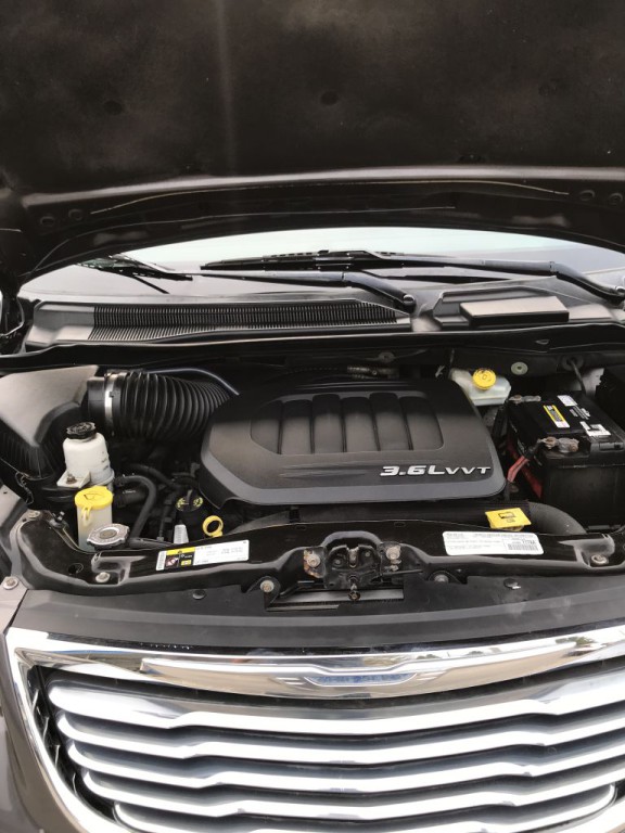 2015 Chrysler Town & Country Image 19