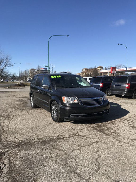 2014 Chrysler Town & Country Image 1