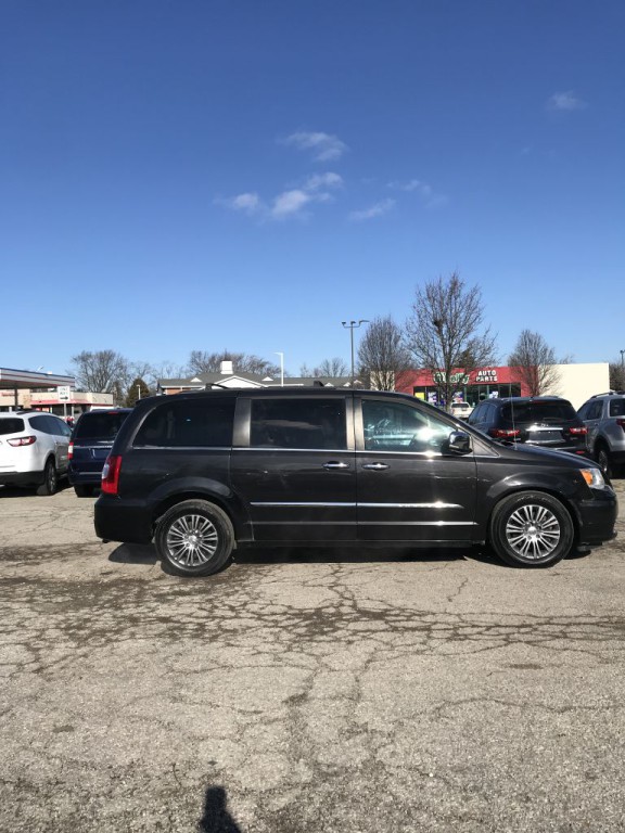 2014 Chrysler Town & Country Image 2