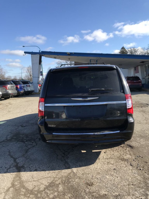 2014 Chrysler Town & Country Image 4