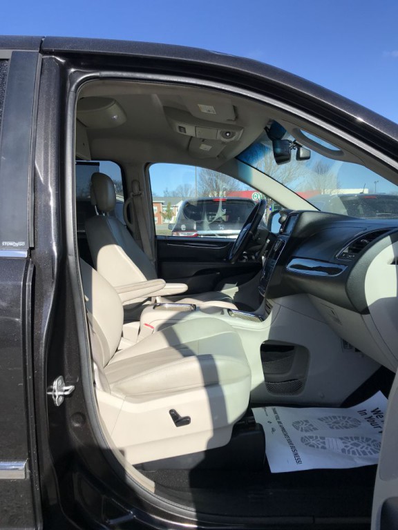 2014 Chrysler Town & Country Image 9