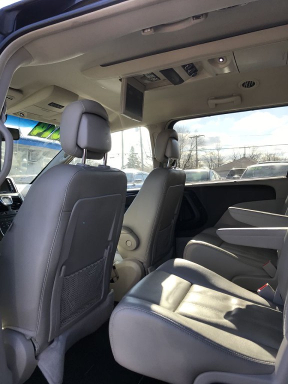2014 Chrysler Town & Country Image 13