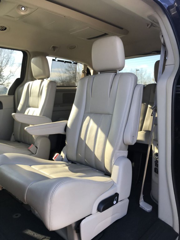 2014 Chrysler Town & Country Image 14